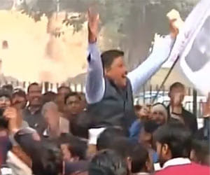 Delhi: AAP wins ward no. 5, supporters throw money in the air.