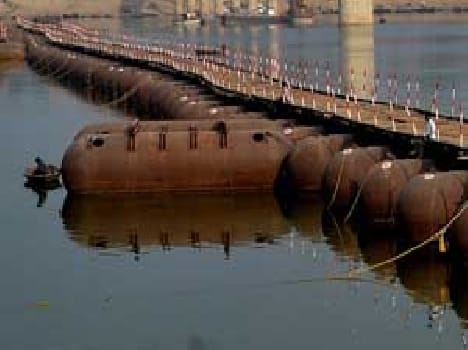 8 workers fell in the ganga breaking sleeper, one missing