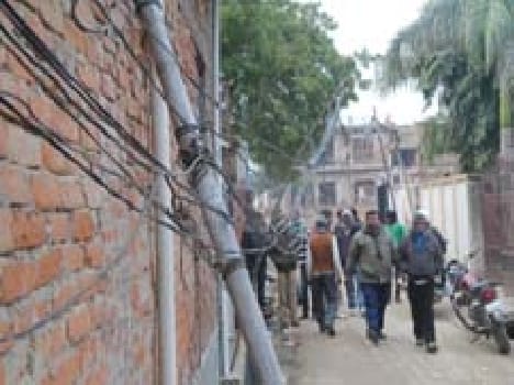 Courting death wires are hanging on bamboo pole
