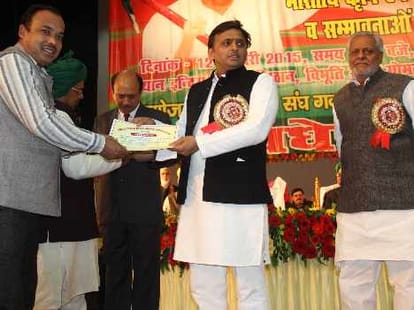 Akhilesh Yadav supports to farmers of Uttar Pradesh.