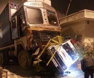 Two cops died in delhi ncr by overspeeding truck
