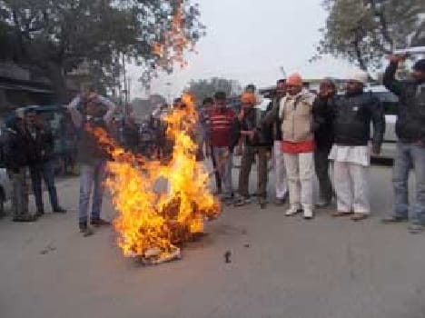 Hiyuwa activists burning an effigy of former MP .