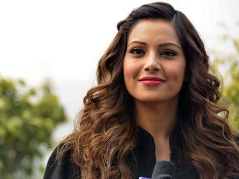 bipasha basu eye surgery