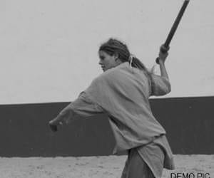 Braveheart girl hold scoundrel.