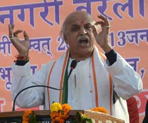 controversial statement on kashmir issue by togadia