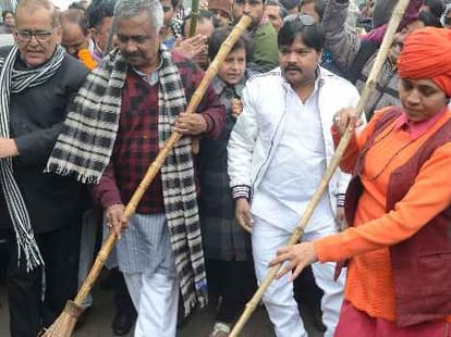 Sanjay Joshi takes part in Modi's Swach Bharat Campaign