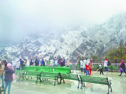 srinagar-leh road closed due to heavy snowfall in Jojila
