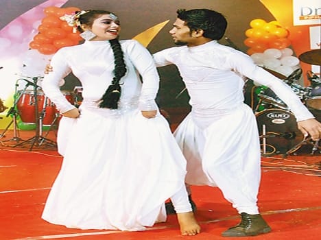 Viewers missing , discolored dashing Bollywood stars