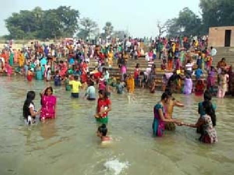 Hundreds put the dip in the Ganges