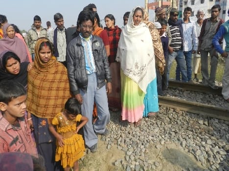 Man hit by a train while flying kites , death