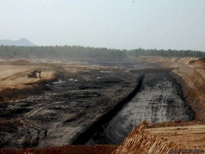 people protest against coal block mine