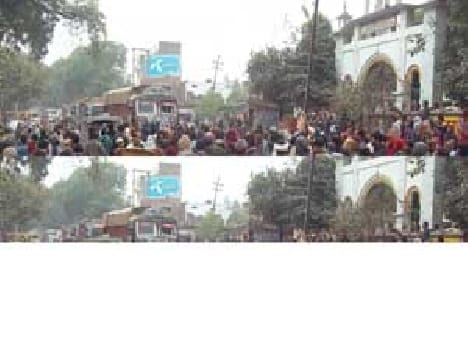 people jam the road