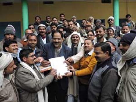 176 was released Shikshkaen adjusted salary , distributed sweets