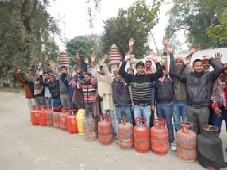 people arrived with empty cylinder house of DM.