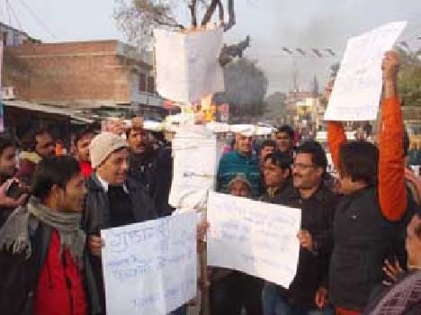  Sarak?ra k? putal? ph??ka pradar?ana Burnt the effigy of government performance