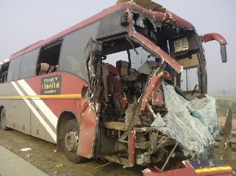 volvo and roadways bus accident on yamuna expressway