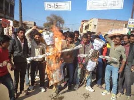 SDM - Tehsildar blew mannequin , the protesting