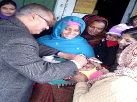 children geting polio drop