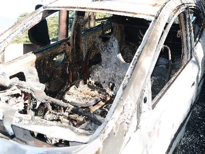 Car was set ablaze by goons in jakhoo shimla.