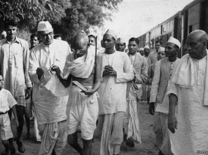mahatma gandhi return to india from africa analysis.