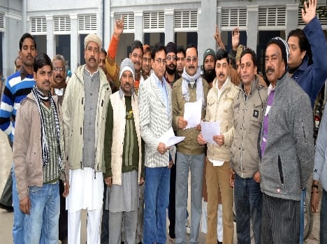 deelar's protest against mandi sachiv