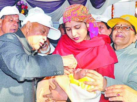 cm virbhadra polio vaccination camp in hamirpur.