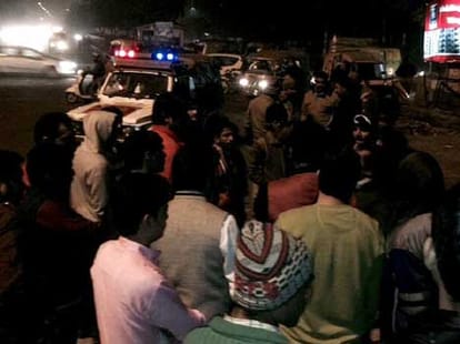 police personal doing disgraceful thing with woman in uniform in noida.