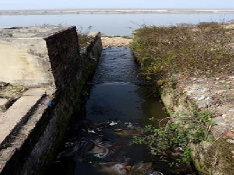 In many localities , including Katra dirt , drains jam