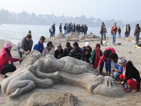 Students make kala kriti across ganga