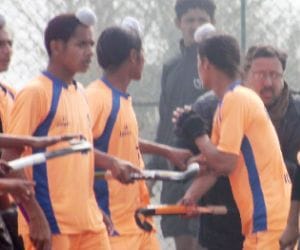 Punjab Team Players Shamefull Deed with Referee during Hockey Match