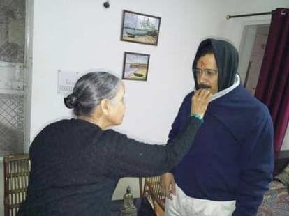 Kejriwal heading toward his nomination with a huge rally.