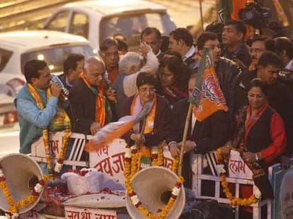 Kiran bedi doing electorial campaign in krishna nagar.