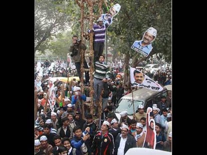 Kiran bedi doing electorial campaign in krishna nagar.