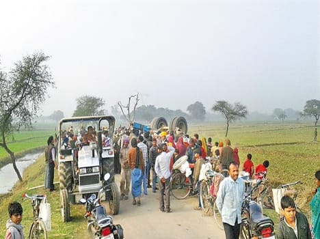 Tractor trolley turnaround , a death , three injured