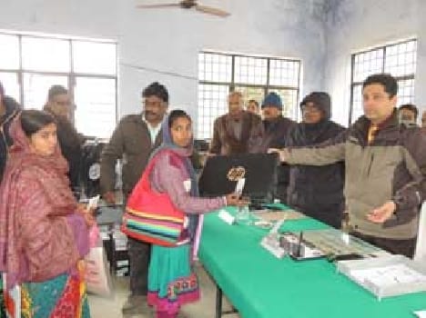20 students distributed laptops