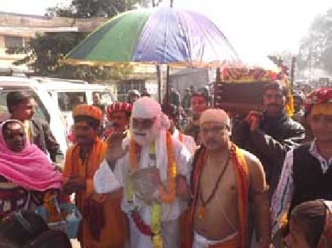 Sai devotees sedan and extracted tableau