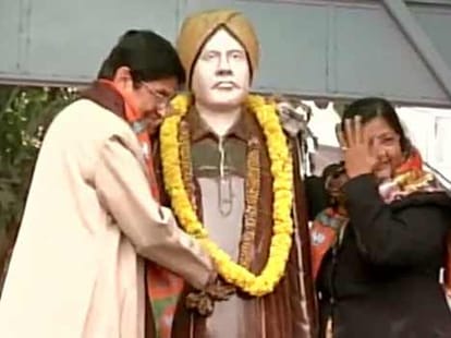 Kiran bedi doing electorial campaign in krishna nagar.