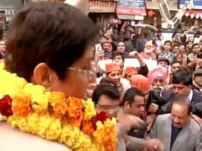 Kiran bedi doing electorial campaign in krishna nagar.