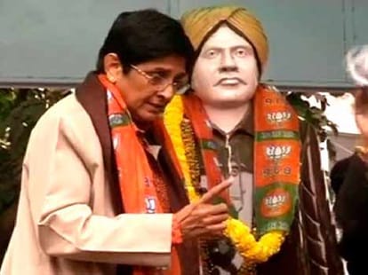 Kiran bedi doing electorial campaign in krishna nagar.