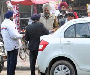 Akali Leader Warns Traffic Police Officer due to Cut Challan