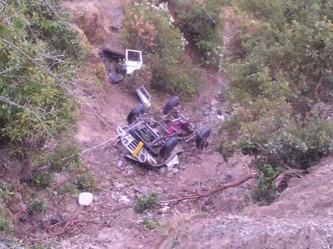 max falls into trench, six injured.