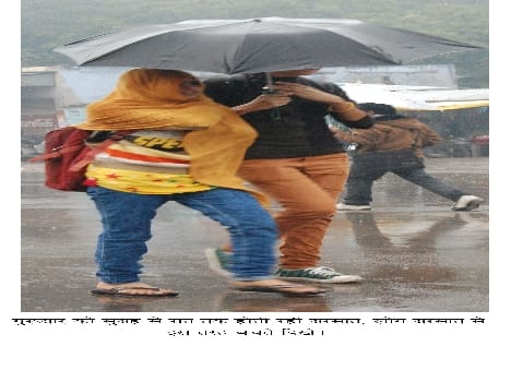The rain disrupted human life in firozabad