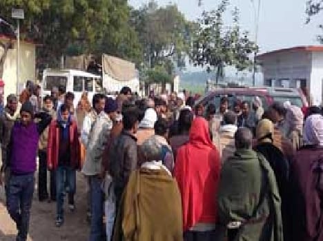 The villagers kept body perform at the gate of the police station