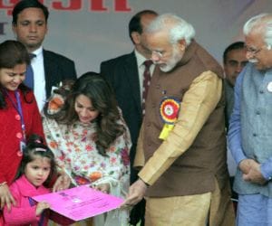 nardendra modi give passbook five girl child at panipat
