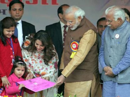 nardendra modi give passbook five girl child at panipat