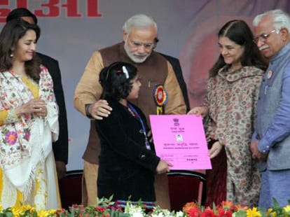 nardendra modi give passbook five girl child at panipat