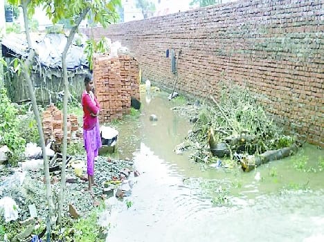 Garbage caught in the canal, water entered homes