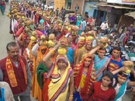 The women took the urn travel