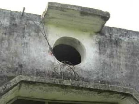 Thieves broke into the bank , had cut skylight