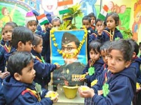 childrens pay homage to netaji
